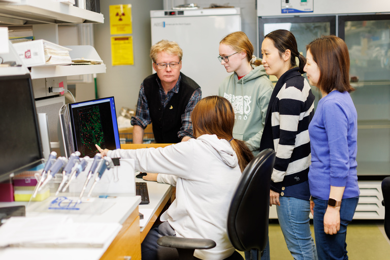 Strack lab staff in discussion